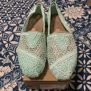 NWOT mint crochet Toms